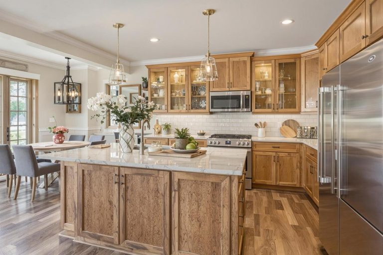 Moderniser ou relooker une cuisine rustique en chêne sans la peindre